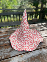 Load image into Gallery viewer, PINK CHAIN - quilted witch hat
