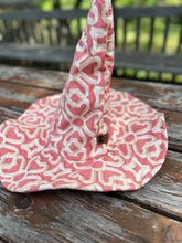 Load image into Gallery viewer, PINK CHAIN - quilted witch hat
