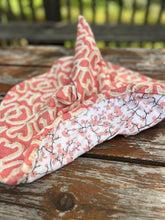Load image into Gallery viewer, PINK CHAIN - quilted witch hat
